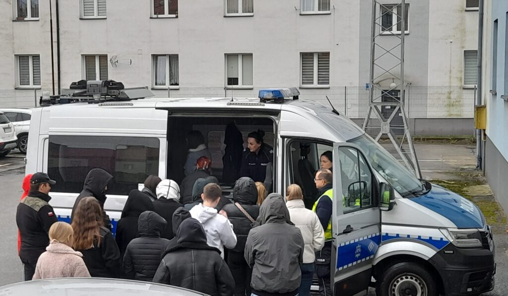 Uczniowie klasy policyjnej odwiedzili oświęcimską komendę Policji