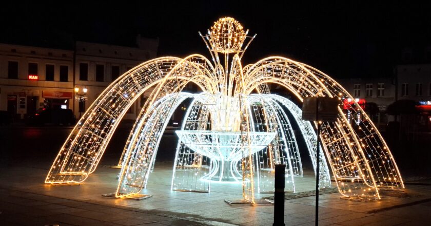 Ponad 330 bożonarodzeniowych iluminacji rozświetla Oświęcim