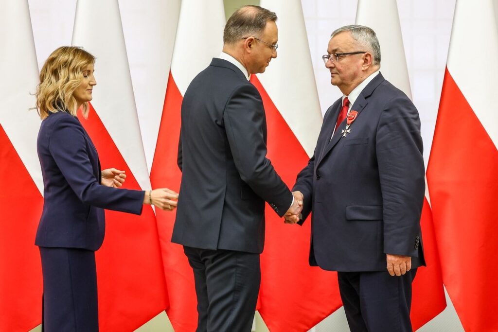 Prezydent wręczył odznaczenia państwowe zasłużonym dla rozwoju transportu
