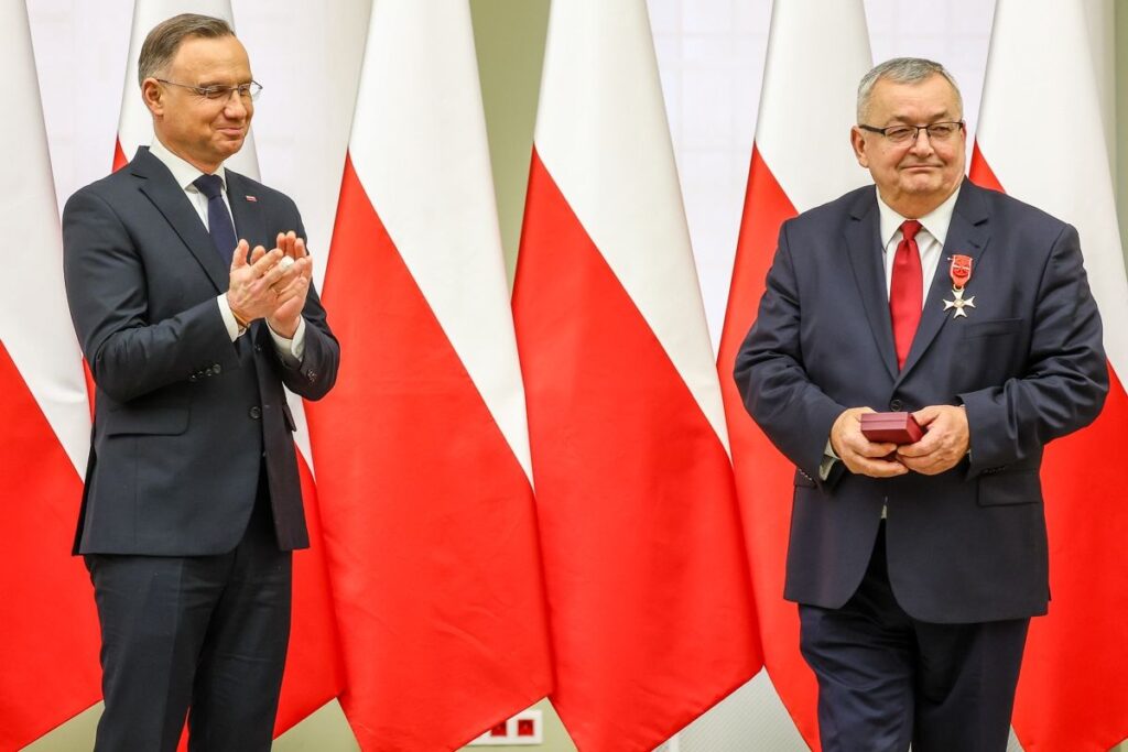 Prezydent wręczył odznaczenia państwowe zasłużonym dla rozwoju transportu