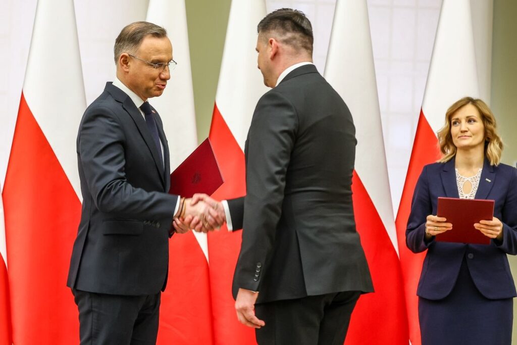 Prezydent wręczył odznaczenia państwowe zasłużonym dla rozwoju transportu