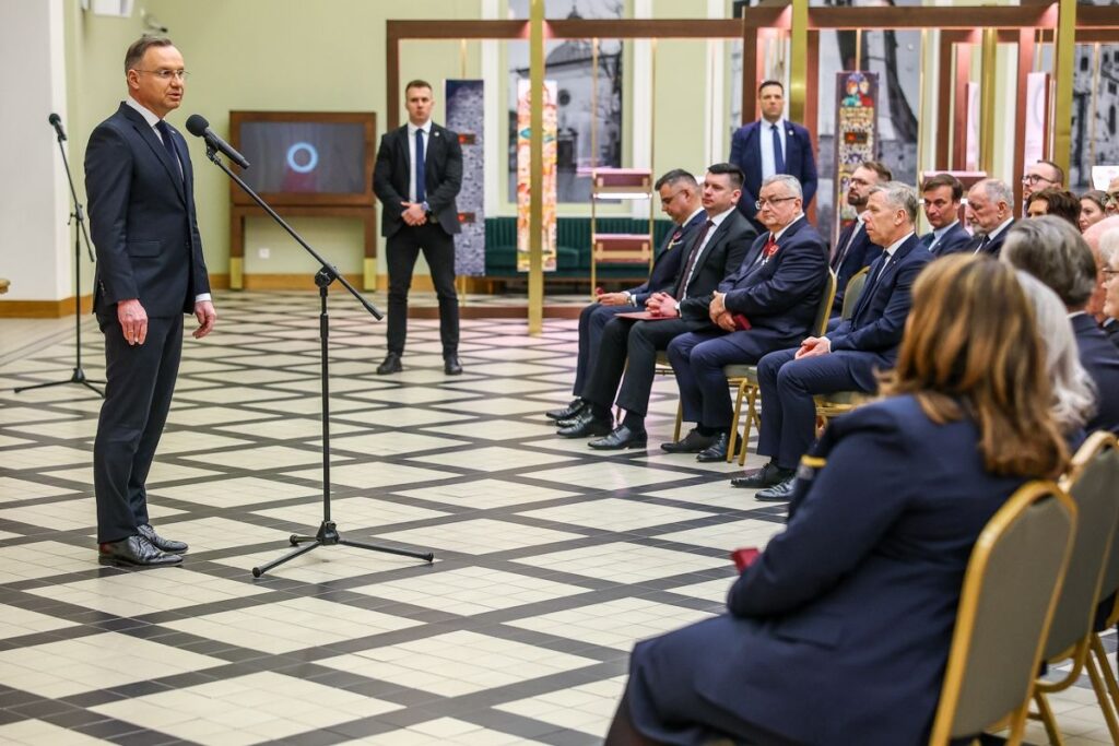 Prezydent wręczył odznaczenia państwowe zasłużonym dla rozwoju transportu