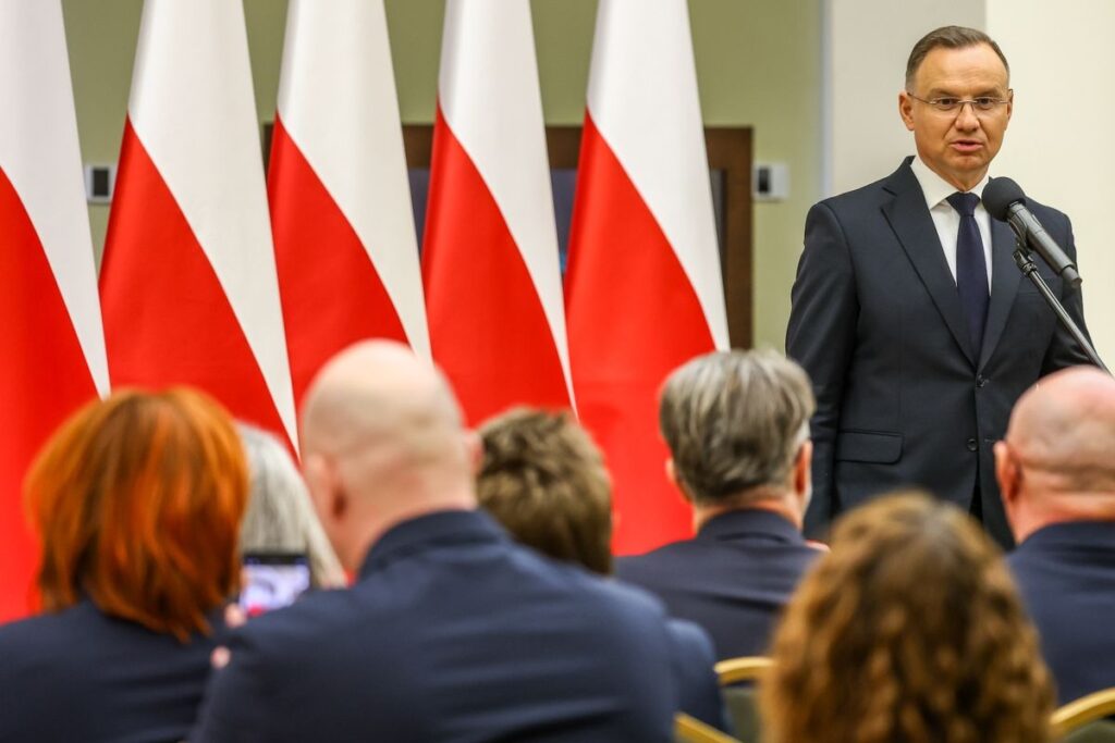 Prezydent wręczył odznaczenia państwowe zasłużonym dla rozwoju transportu
