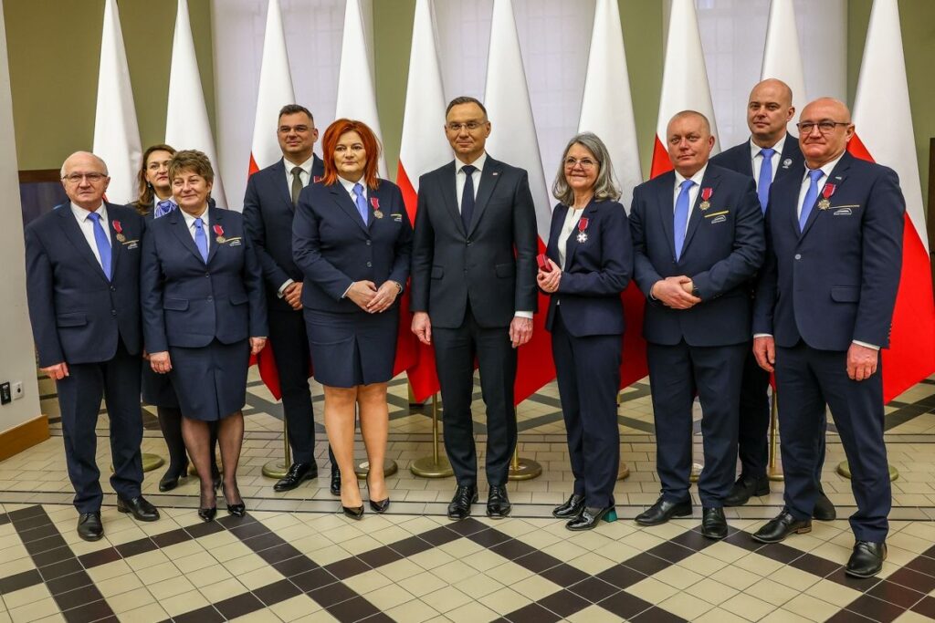 Prezydent wręczył odznaczenia państwowe zasłużonym dla rozwoju transportu