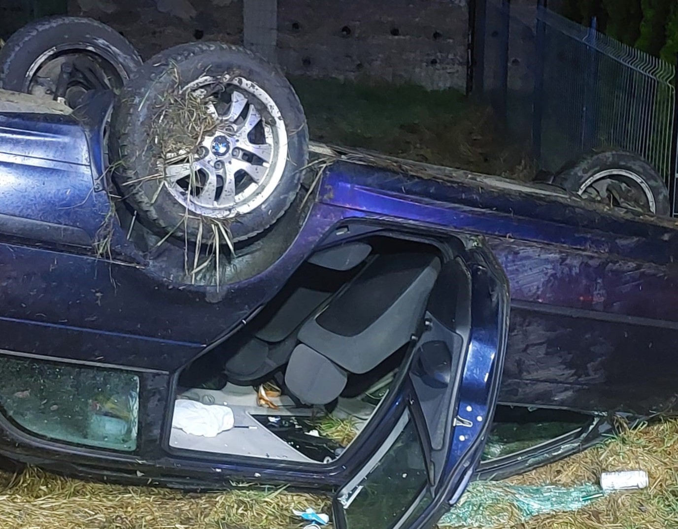 Brzeszcze: Dachowanie BMW na ul. Ofiar Oświęcimia – kierowca i pasażerka ranni