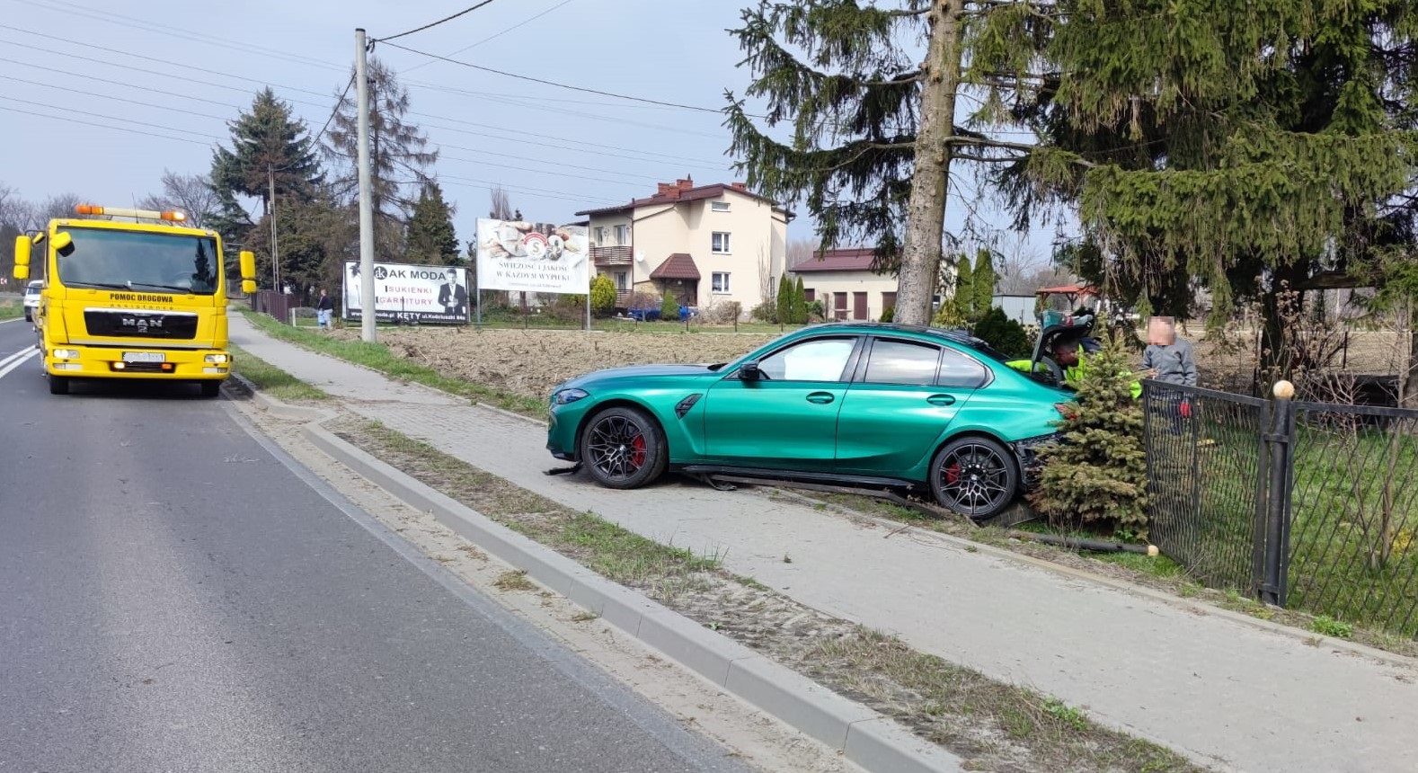 BMW wypadło z drogi w Oświęcimiu! 10-letnie dziecko w szpitalu po wypadku na DK44