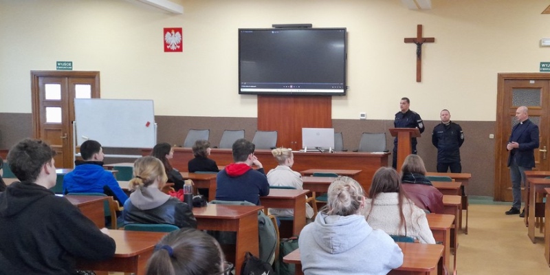 Nowa droga kariery po maturze? Policja zaprasza młodych ludzi do służby