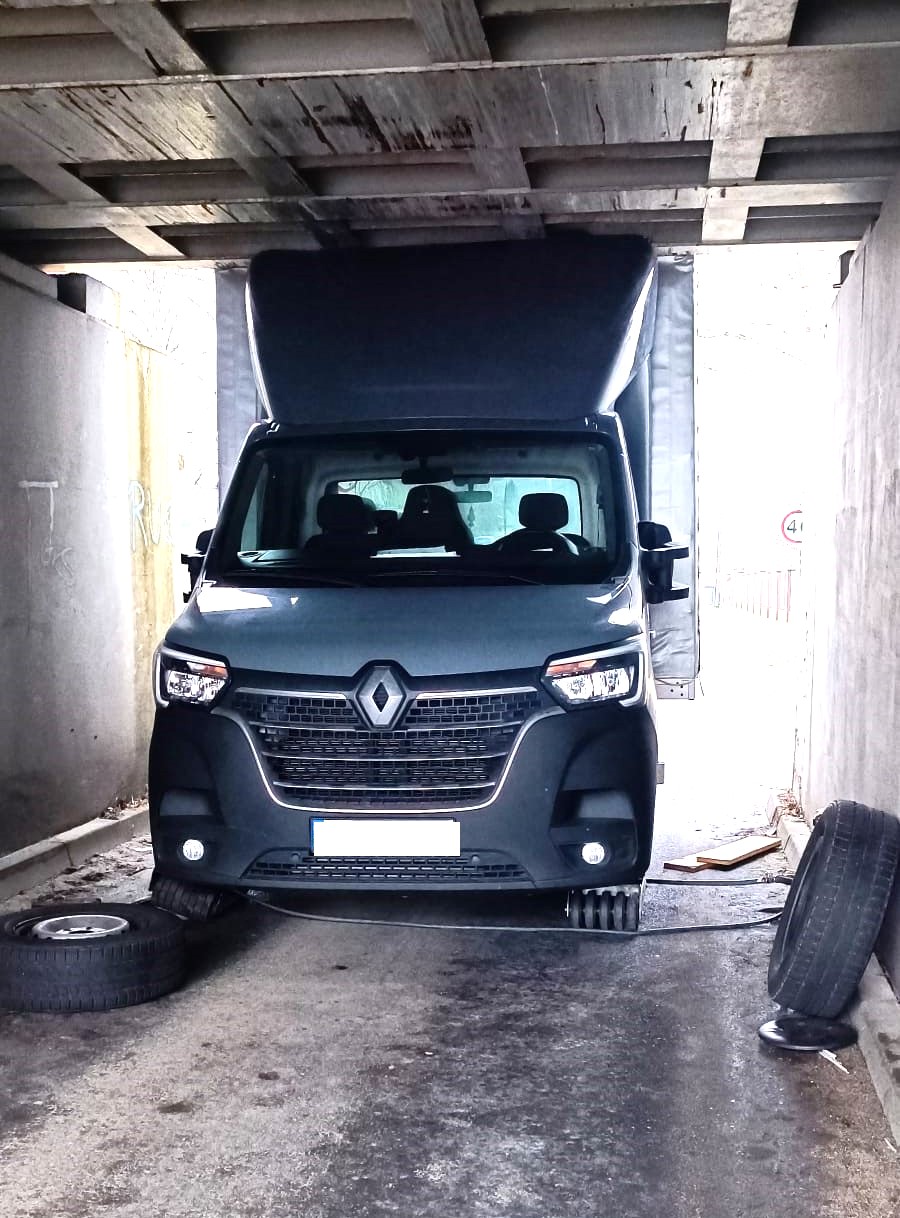 Грузовой фургон застрял под виадуком в Гожуве. Водителю пришлось… снять колеса!