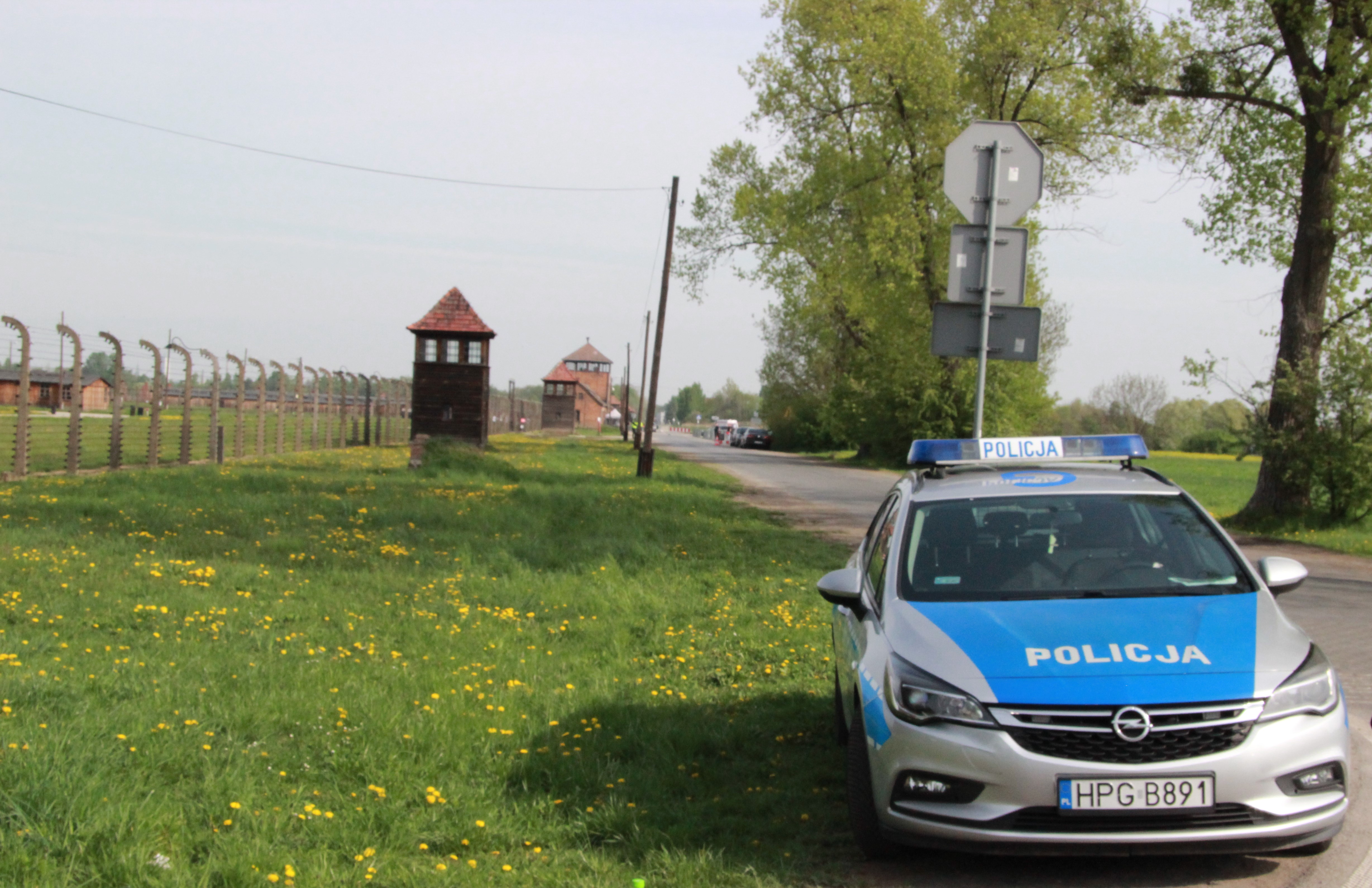 Ośmiu Amerykanów i Kanadyjczyk sforsowali ogrodzenie Auschwitz II-Birkenau po odmowie wstępu