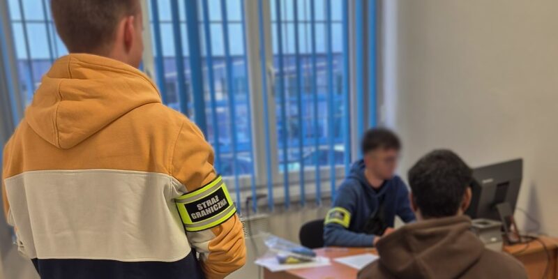 Funkcjonariusze Grupy Zamiejscowej w Oświęcimiu ujawnili nielegalny pobyt 23-letniego obywatela Indii. Mężczyzna został zatrzymany w jednej z miejscowości powiatu oświęcimskiego.