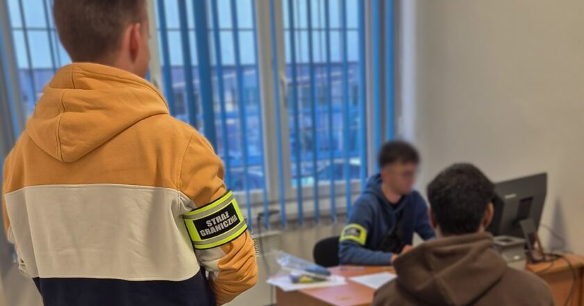 Funkcjonariusze Grupy Zamiejscowej w Oświęcimiu ujawnili nielegalny pobyt 23-letniego obywatela Indii. Mężczyzna został zatrzymany w jednej z miejscowości powiatu oświęcimskiego.