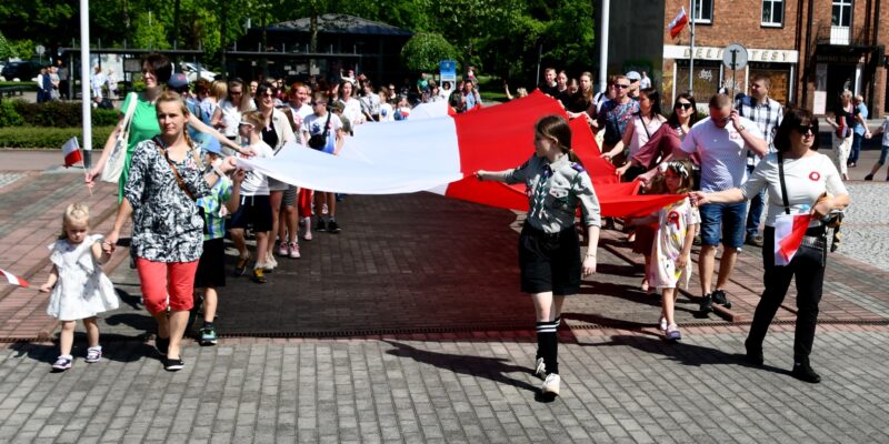 Parada patriotyczna ulicami Starego Miasta w Oświęcimiu podczas uroczystości 235. rocznicy uchwalenia Konstytucji 3 Maja, 3 maja 2026