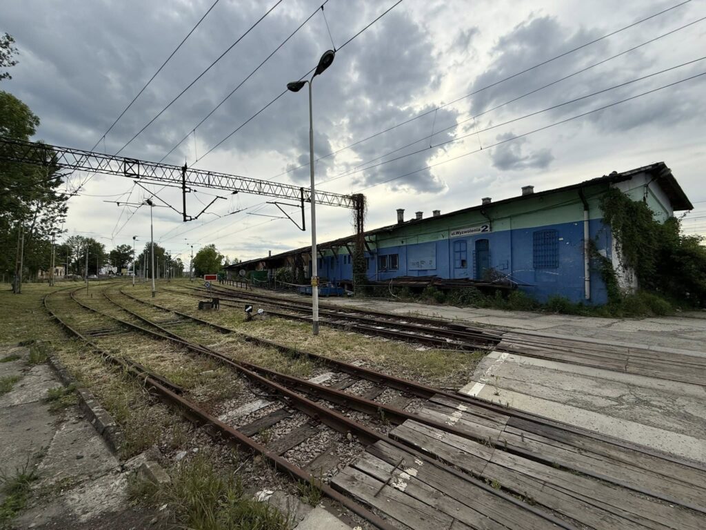 Rozpoczęła się rozbiórka dawnego dworca towarowego w Oświęcimiu