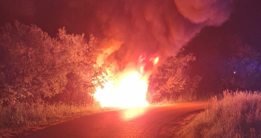 Kolizja w Bobrku zakończona pożarem auta