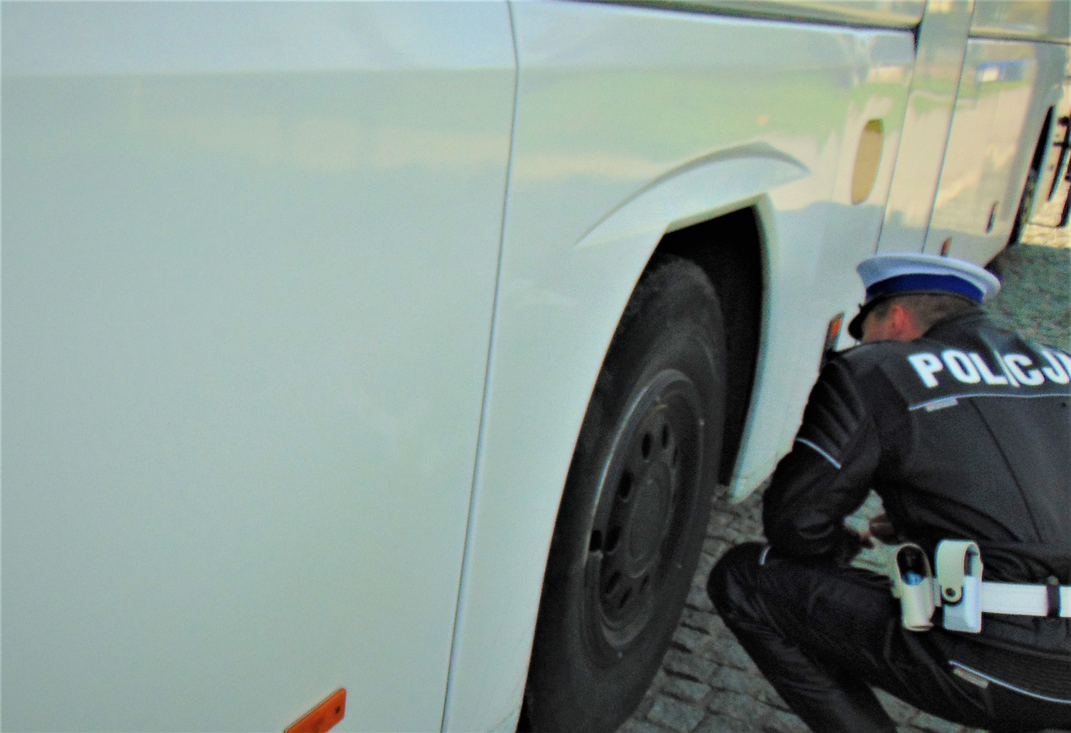 Ujawnili zużyte opony i niesprawne pasy. Policja nie dopuściła autokaru do wyjazdu z uczniami