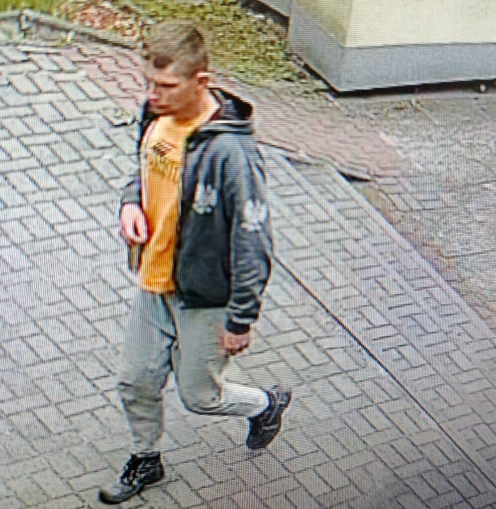 Oświęcim: Policja poszukuje sprawcy kradzieży roweru. Rozpoznajesz tego mężczyznę?