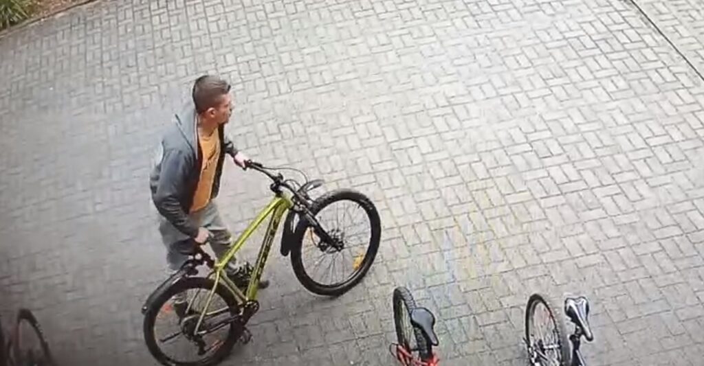 Oświęcim: Policja poszukuje sprawcy kradzieży roweru. Rozpoznajesz tego mężczyznę?