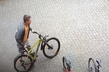 Oświęcim: Policja poszukuje sprawcy kradzieży roweru. Rozpoznajesz tego mężczyznę?