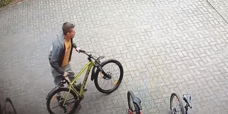 Oświęcim: Policja poszukuje sprawcy kradzieży roweru. Rozpoznajesz tego mężczyznę?