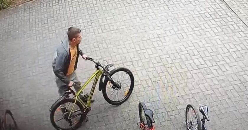 Oświęcim: Policja poszukuje sprawcy kradzieży roweru. Rozpoznajesz tego mężczyznę?