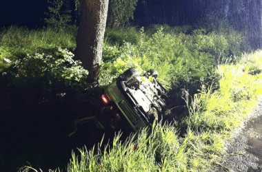 Wypadek w Grojcu. Dachowanie auta z nastolatkami. Trzy osoby w szpitalu