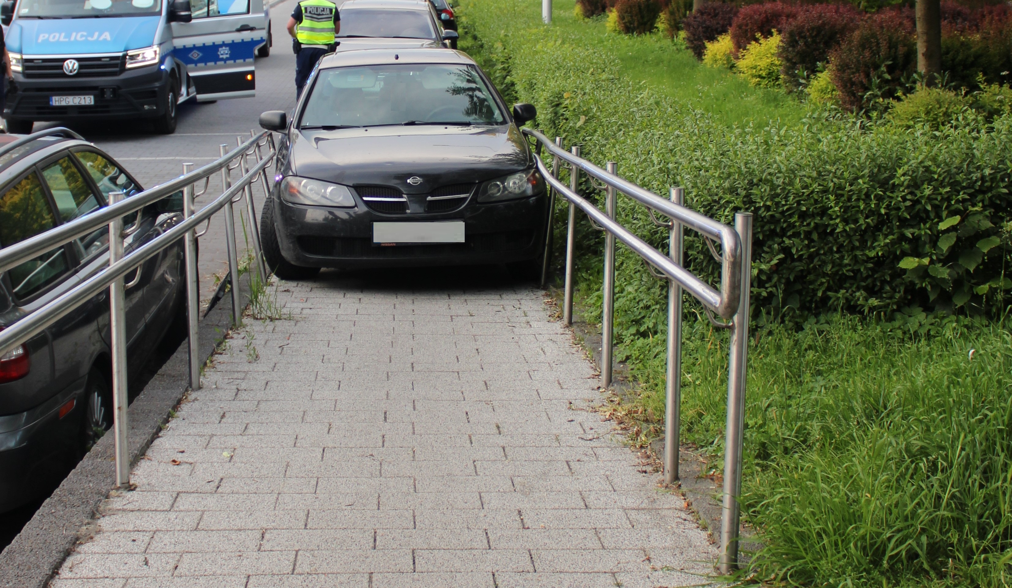 Oświęcim: Kierowca pod wpływem narkotyków wjechał na podjazd dla niepełnosprawnych – zareagowali świadkowie