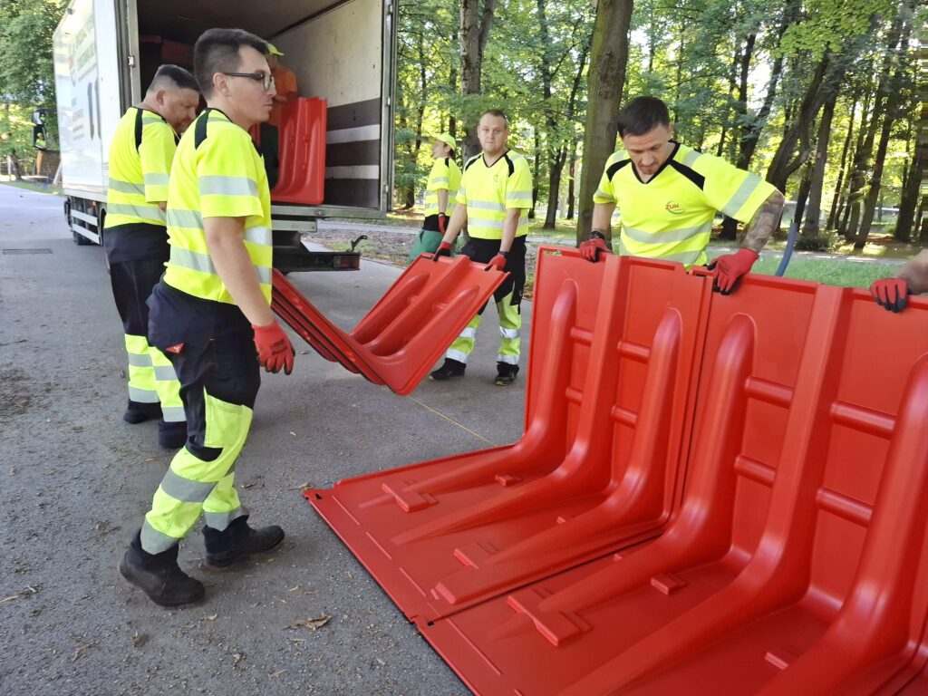 Oświęcim bariery przeciwpowodziowe, mobilna zapora Oświęcim, ochrona przed powodzią Oświęcim, Soła wysoki stan wody, zabezpieczenia przeciwpowodziowe Małopolska, bulwary Oświęcim ochrona przed zalaniem.