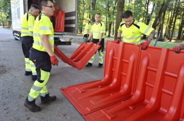 Oświęcim bariery przeciwpowodziowe, mobilna zapora Oświęcim, ochrona przed powodzią Oświęcim, Soła wysoki stan wody, zabezpieczenia przeciwpowodziowe Małopolska, bulwary Oświęcim ochrona przed zalaniem.