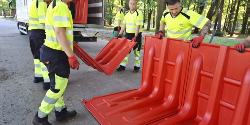 Oświęcim bariery przeciwpowodziowe, mobilna zapora Oświęcim, ochrona przed powodzią Oświęcim, Soła wysoki stan wody, zabezpieczenia przeciwpowodziowe Małopolska, bulwary Oświęcim ochrona przed zalaniem.