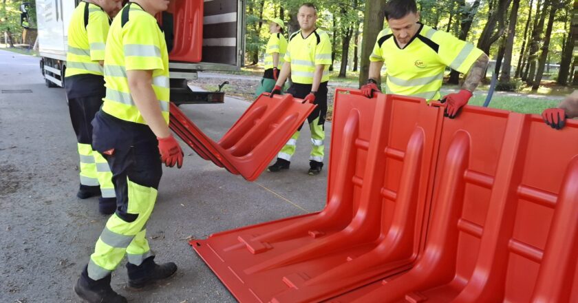 Oświęcim bariery przeciwpowodziowe, mobilna zapora Oświęcim, ochrona przed powodzią Oświęcim, Soła wysoki stan wody, zabezpieczenia przeciwpowodziowe Małopolska, bulwary Oświęcim ochrona przed zalaniem.