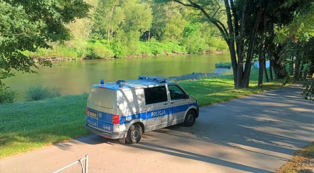 Radiowóz policyjny zaparkowany przy miejskich bulwarach nad rzeką Sołą w Oświęcimiu podczas interwencji związanej z dzieckiem pozostawionym bez opieki.