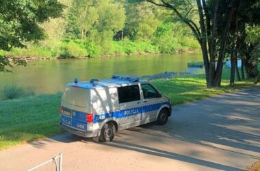 Radiowóz policyjny zaparkowany przy miejskich bulwarach nad rzeką Sołą w Oświęcimiu podczas interwencji związanej z dzieckiem pozostawionym bez opieki.