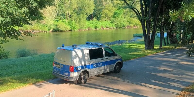Radiowóz policyjny zaparkowany przy miejskich bulwarach nad rzeką Sołą w Oświęcimiu podczas interwencji związanej z dzieckiem pozostawionym bez opieki.