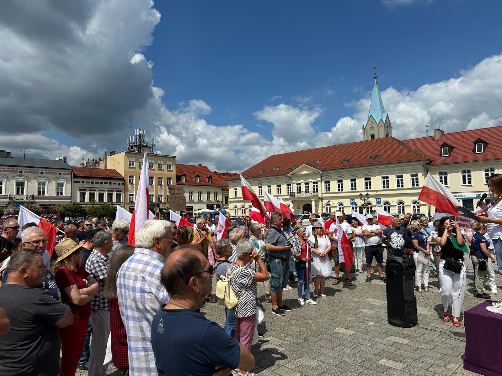 Gorąca manifestacja w centrum Oświęcimia! Mieszkańcy wyszli na ulice w sprawie nielegalnej imigracji – zobacz, co się działo!