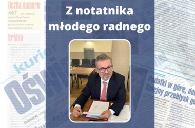 Paweł Plinta Radny Miasta Oświęcim w garniturze i czerwonym krawacie siedzi przy stole z dokumentami, patrząc w stronę aparatu; w tle napis "Z notatnika młodego radnego" – grafika opublikowana na łamach lokalnego „Kuriera Oświęcimskiego”.