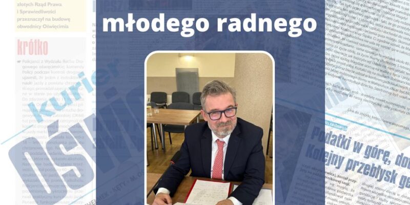 Paweł Plinta Radny Miasta Oświęcim w garniturze i czerwonym krawacie siedzi przy stole z dokumentami, patrząc w stronę aparatu; w tle napis "Z notatnika młodego radnego" – grafika opublikowana na łamach lokalnego „Kuriera Oświęcimskiego”.