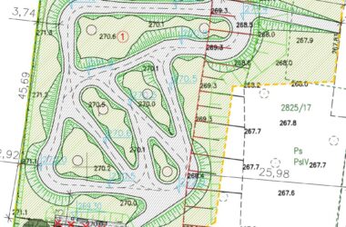 Plan techniczny przyszłego asfaltowego toru typu pumptrack w Osieku. Rysunek przedstawia szczegółowy projekt zagospodarowania terenu, z wyznaczonymi krętymi ścieżkami toru, zielenią wokół oraz elementami infrastruktury towarzyszącej, takimi jak chodniki, strefy odpoczynku, oświetlenie i kanalizacja deszczowa. Projekt zawiera również oznaczenia wysokościowe oraz granice działek.