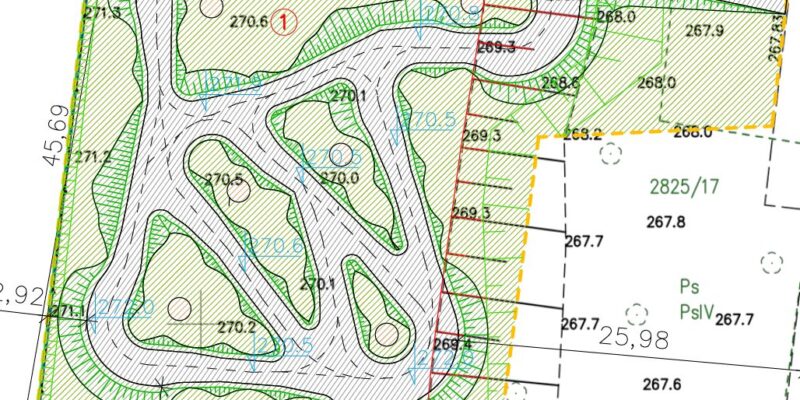 Plan techniczny przyszłego asfaltowego toru typu pumptrack w Osieku. Rysunek przedstawia szczegółowy projekt zagospodarowania terenu, z wyznaczonymi krętymi ścieżkami toru, zielenią wokół oraz elementami infrastruktury towarzyszącej, takimi jak chodniki, strefy odpoczynku, oświetlenie i kanalizacja deszczowa. Projekt zawiera również oznaczenia wysokościowe oraz granice działek.