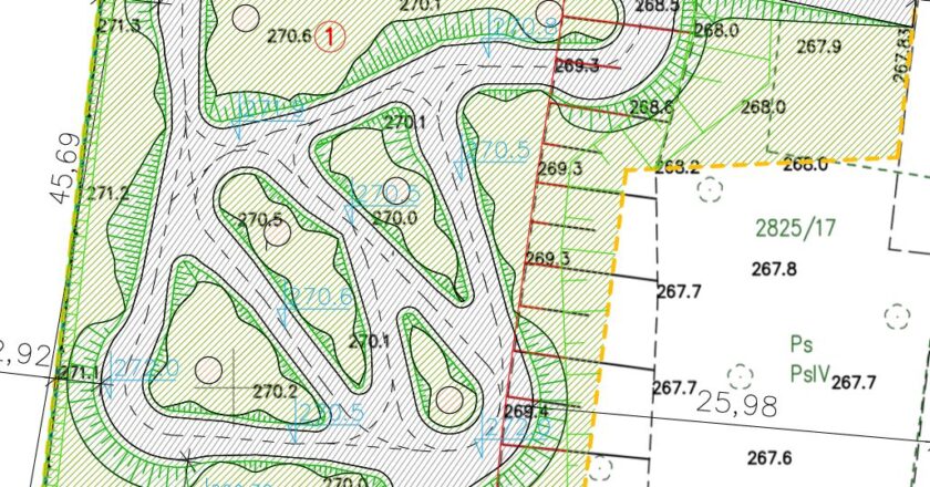 Plan techniczny przyszłego asfaltowego toru typu pumptrack w Osieku. Rysunek przedstawia szczegółowy projekt zagospodarowania terenu, z wyznaczonymi krętymi ścieżkami toru, zielenią wokół oraz elementami infrastruktury towarzyszącej, takimi jak chodniki, strefy odpoczynku, oświetlenie i kanalizacja deszczowa. Projekt zawiera również oznaczenia wysokościowe oraz granice działek.