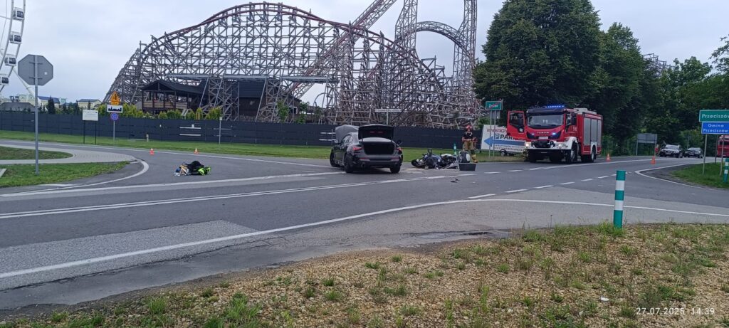 Służby ratunkowe przy wypadku motocykla i samochodu osobowego przy Energylandii w Zatorze, z udziałem helikoptera LPR i strażaków.
