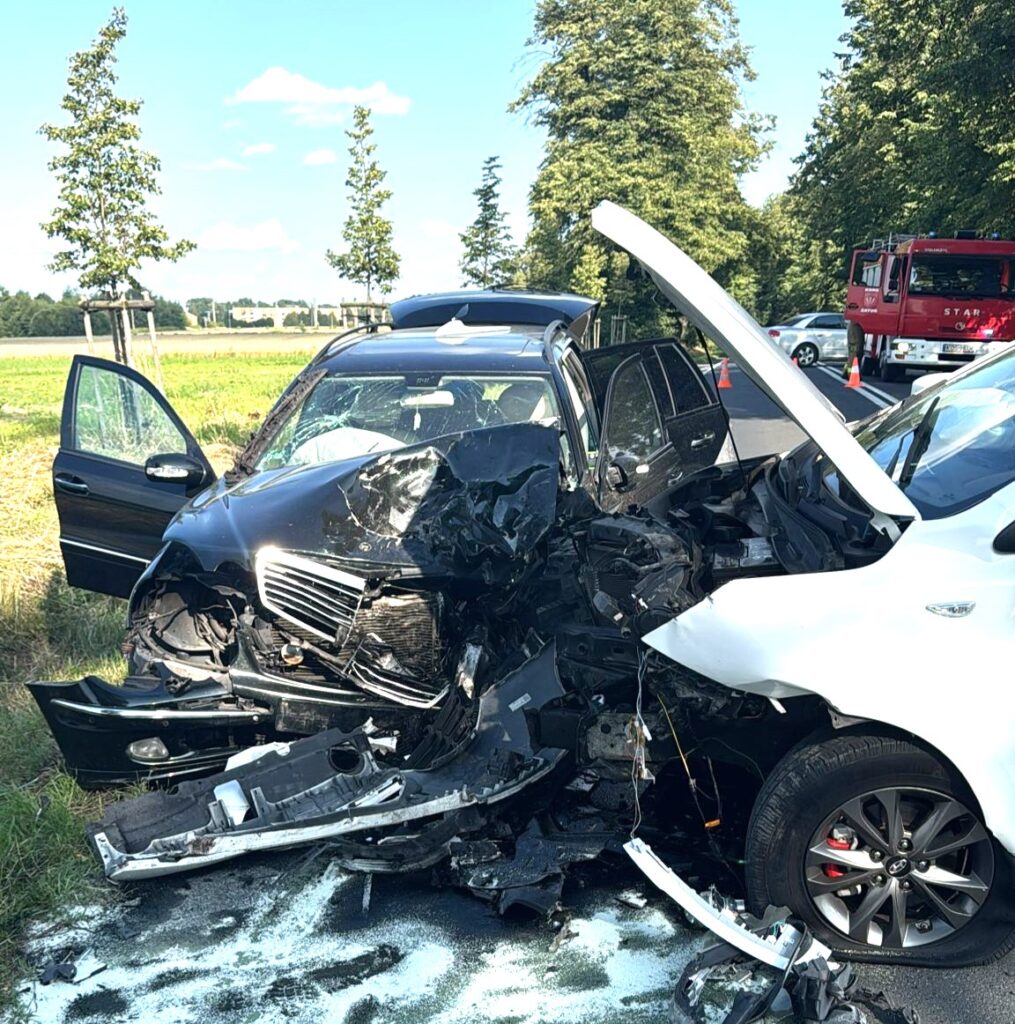 Czołowe zderzenie dwóch samochodów osobowych – czarnego Mercedesa i białego Hyundaia – na drodze krajowej nr 44 w Zatorze. Oba pojazdy są poważnie uszkodzone, na miejscu obecne są służby ratunkowe.