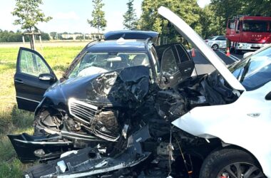 Czołowe zderzenie dwóch samochodów osobowych – czarnego Mercedesa i białego Hyundaia – na drodze krajowej nr 44 w Zatorze. Oba pojazdy są poważnie uszkodzone, na miejscu obecne są służby ratunkowe.