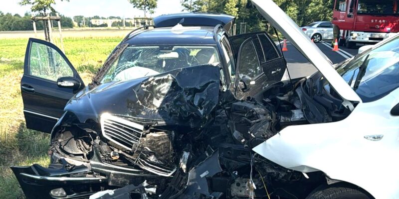 Czołowe zderzenie dwóch samochodów osobowych – czarnego Mercedesa i białego Hyundaia – na drodze krajowej nr 44 w Zatorze. Oba pojazdy są poważnie uszkodzone, na miejscu obecne są służby ratunkowe.