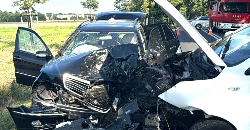Czołowe zderzenie dwóch samochodów osobowych – czarnego Mercedesa i białego Hyundaia – na drodze krajowej nr 44 w Zatorze. Oba pojazdy są poważnie uszkodzone, na miejscu obecne są służby ratunkowe.