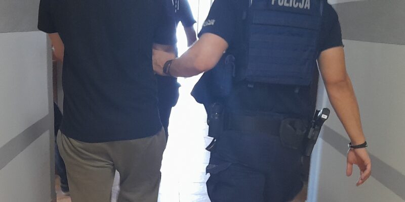 Policjant z Komisariatu Policji w Zatorze prowadzi zatrzymanego 31-letniego mężczyznę, podejrzanego o znęcanie się nad matką i usiłowanie rozboju. Zatrzymanie nastąpiło po domowej awanturze, która ujawniła wieloletnią przemoc psychiczną i fizyczną wobec 54-letniej kobiety.