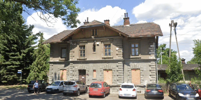 Dworzec kolejowy w Zatorze. Budynek poniszczony, widoczne pęknięcia na ścianach.