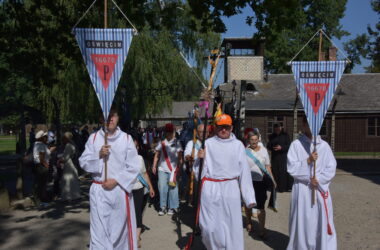 Uroczystości rocznicowe przy bloku 11 w Auschwitz w hołdzie św. Maksymilianowi Kolbe – modlitwa i złożenie kwiatów pod Ścianą Śmierci.