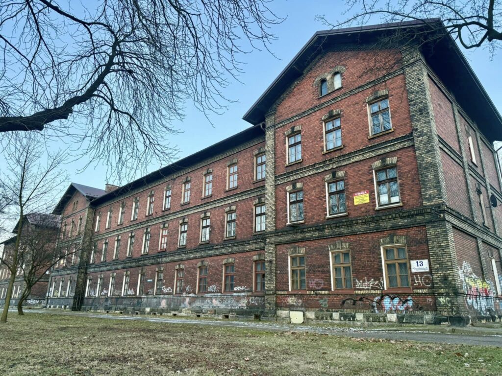 bloki kolejowe w Oświęcimiu. Widok niszczejącej kamienicy w centrum miasta 