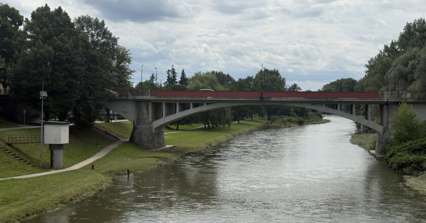Most nad rzeką Sołą w Oświęcimiu. Poziom wody wyraźnie opadł, brzegi są odsłonięte – widać ustabilizowaną sytuację hydrologiczną po wcześniejszym wezbraniu rzeki.