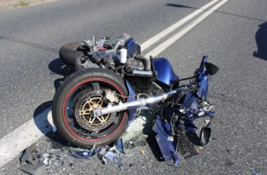 Rozbity motocykl leży na jezdni po wypadku drogowym w Rajsku – widoczne uszkodzenia maszyny i rozrzucone odłamki plastiku.